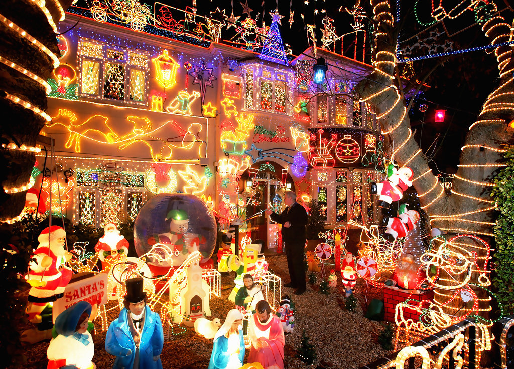 suburbialightsupchristmasfveh2eiil-gx